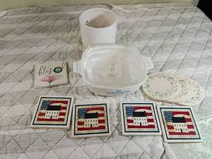 lot 77 image: American Flag Coaster Set with Decorative Items