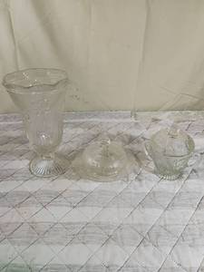 lot 95 image: Clear Glass decorative dishes with flowers on them