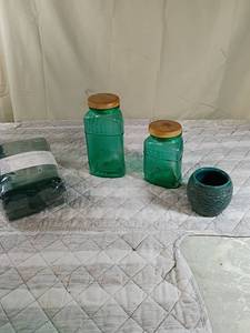lot 98 image: Emerald Green Glass Storage Set with Napkins