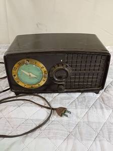 lot 103 image: Esquire Clock Radio Model E5310