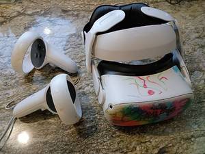 Does not power on Oculus Quest 2 VR Headset with Controllers need work