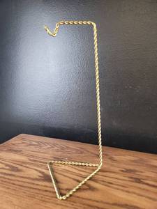 lot 3574 image: Gold Twisted Wire Picture Frame Holder