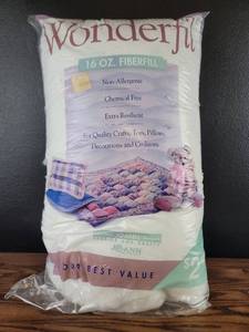 lot 3579 image: Wonderfil 16 oz Polyester Fiberfill