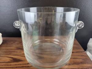 lot 3590 image: Crystal Ice Bucket with Swirl Pattern
