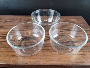 lot 3595 image: Pyrex Clear Glass Small Bowls