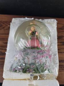 lot 3606 image: Floral Glass Snow Globe with Purple Flowers