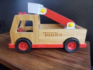 lot 3612 image: Tonka Wooden Construction Crane Toy