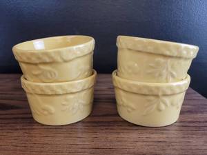 lot 3614 image: Cream Colored Ceramic Dessert Bowls Set