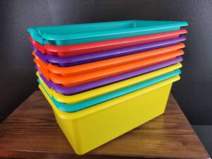 lot 3615 image: Colorful Plastic Storage Containers Set