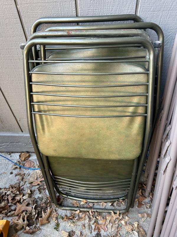 lot 154 image: Mid-Century Metal Folding Chairs Set