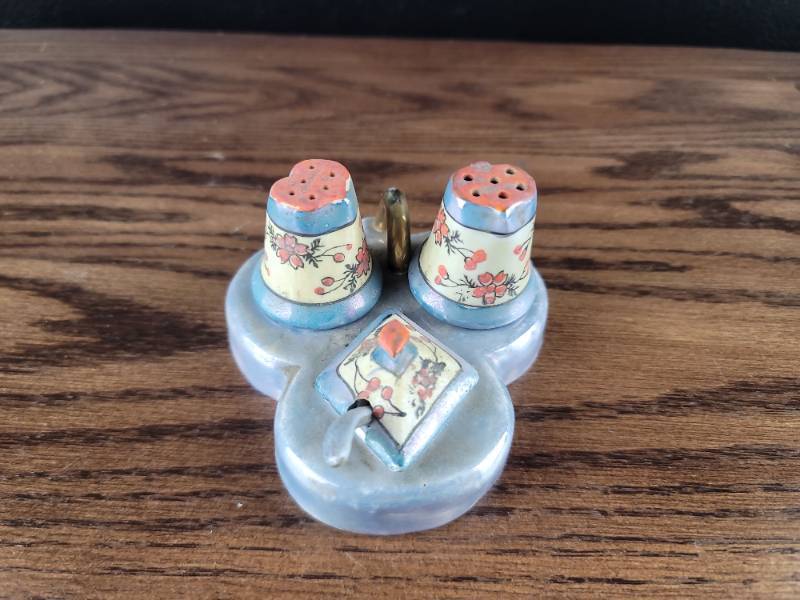 lot 3550 image: Japanese Floral Salt and Pepper Shakers