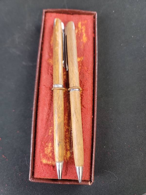 lot 3559 image: Hallmark Wood & Chrome Pen Set