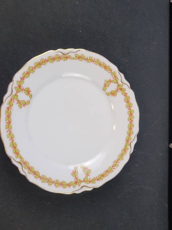 lot 3561 image: Haviland Limoges Porcelain Dinner Plates with Gold Trim