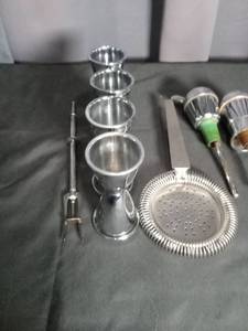 lot 2891 image: Complete Professional Bartender Kit
