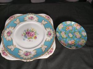 lot 3010 image: Aynsley English Bone China Plate Set