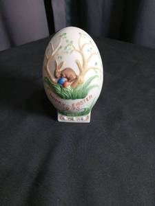 lot 3017 image: 1975 Easter Commemorative Egg Ornament