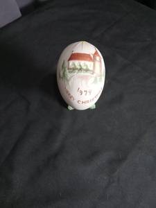lot 3018 image: 1974 Christmas Egg Figurine with Green Legs