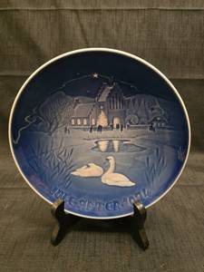 lot 3123 image: 1974 B&G Copenhagen Christmas Village Plate