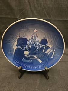 lot 3124 image: 1971 B&G Christmas at Home Collector Plate