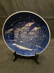 lot 3128 image: 1980 B&G Copenhagen Christmas Plate - Juleaften i Nyhavn