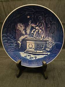 lot 3144 image: 1988 B&G Hans Christian Andersen Kings Garden Plate