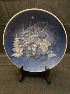 lot 3145 image: 1981 Bing & Grondahl Christmas Peace Plate