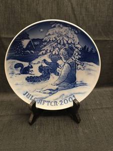 lot 3146 image: 2007 B&G Denmark Christmas Plate - Playing in the Snow