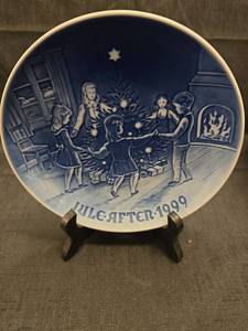 lot 3152 image: 1999 B&G Christmas Eve Dancing Collector Plate