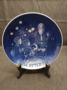 lot 3153 image: Bing & Grondahl Christmas Plate 1986 - Santa the Storyteller