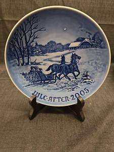 lot 3154 image: 2005 Bing & Grondahl Christmas Plate - Bringing Home the Christmas Tree