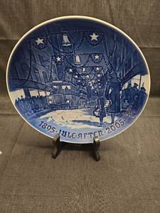lot 3155 image: Bing & Grondahl 2005 Christmas Plate - Copenhagen Street Scene