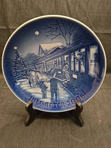 lot 3156 image: 2003 Bing & Grondahl Christmas Plate - Welcoming Guests