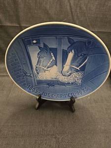 lot 3157 image: 1975 B&G Christmas Night in the Stable Plate