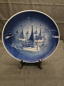lot 3160 image: 1995 Bing & Grondahl Christmas Plate - Home for Christmas