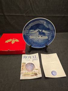 lot 3162 image: 2011 Bing & Grondahl Christmas Plate with Documents