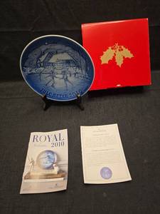 lot 3166 image: 2010 Bing & Grondahl Christmas Plate - Ice Dancing on the Lake
