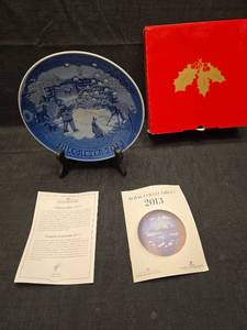 lot 3167 image: 2013 Bing & Grondahl Christmas Plate - Light in the Snow
