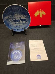 lot 3168 image: 2009 Bing & Grondahl Christmas Plate - Christmas in the Woods