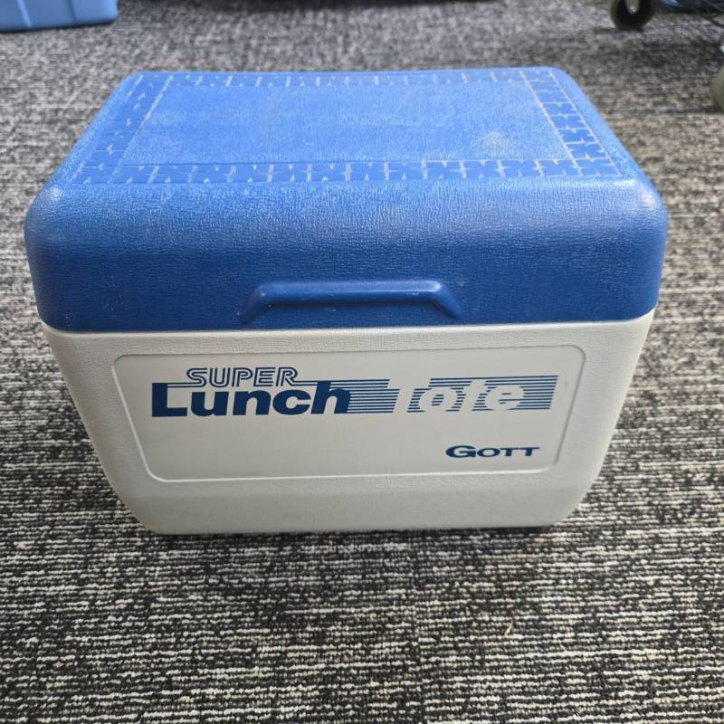 lot 215 image: Gott Super Lunch Tote Cooler Box
