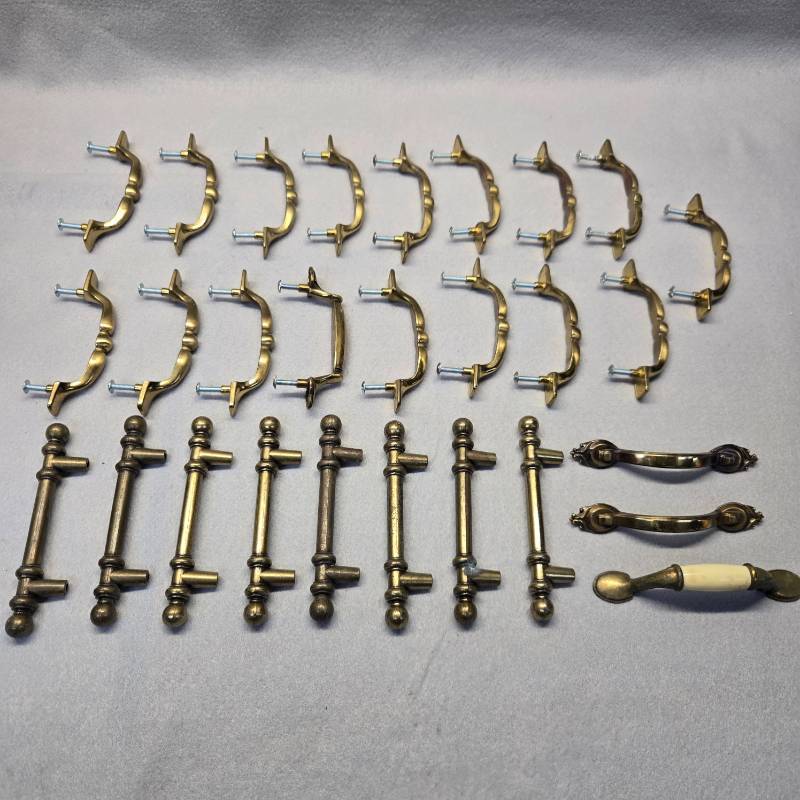 lot 213 image: Brass Cabinet Handle and Pull Collection