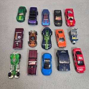 lot 334 image: Hot Wheels and Matchbox Mixed Toy Car Lot - 15 Pieces
