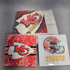 lot 335 image: Kansas City Chiefs NFL Team Logo Ceramic Coasters Set and Napkins