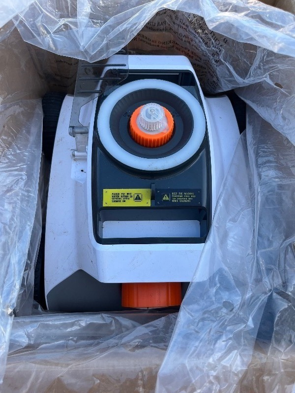 lot 233 image: Cyber 1200 Pro Pool Cleaning Machine - Just the Machine - See images