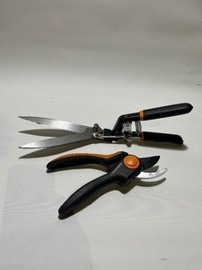 lot 126 image: Landscape Gardening Tools Bundle - Shears Long & Short