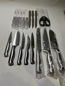 lot 4 image: Quality McCook Beautiful Chrome Knife Set - 17 Knives - 8 Steak Knife Block - see images