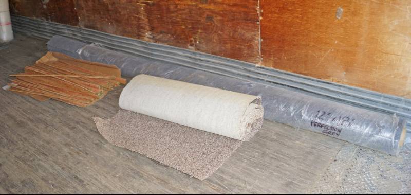 lot 1256 image: Carpet and Tack Strip Lot- Appears NEW and Unused   IndoorOutdoor