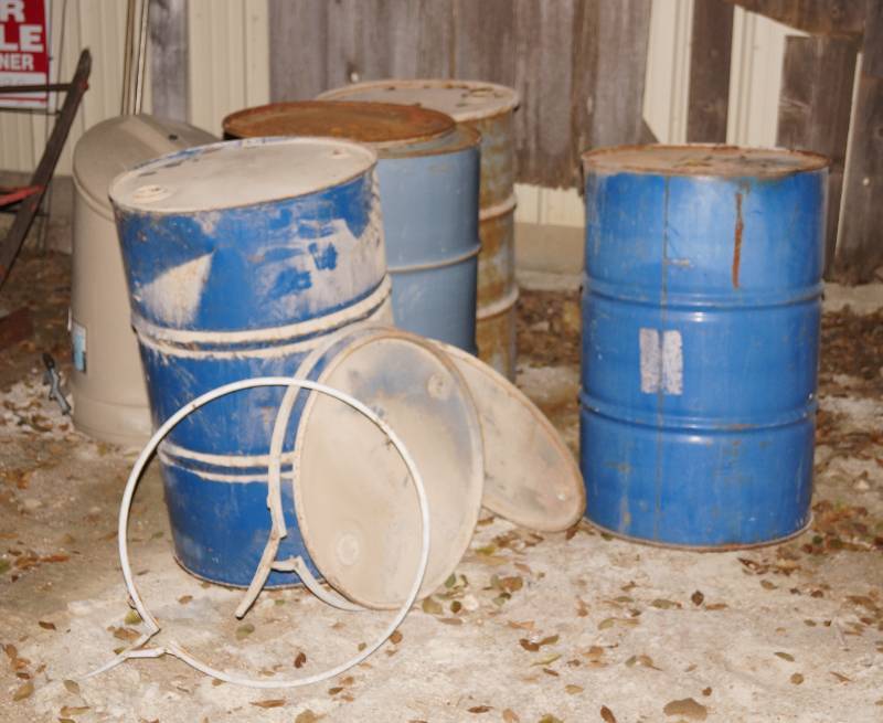 lot 1300 image: 55 Gallon Barrels With Extra Lids