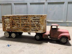 lot 101020 image: 1950s Wyandotte Metal Cattle Truck Toy