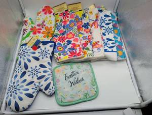 lot 101059 image: Floral Print Kitchen Linen Set with Pot Holders