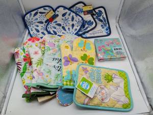 lot 101060 image: Decorative Kitchen Oven Mitt Set